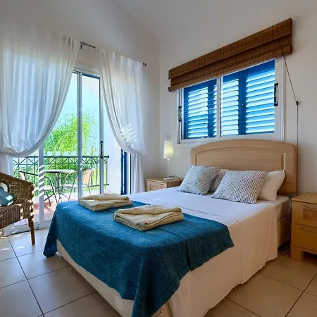 Villa Walk To The Beach - - 4 Bedroom With Pool