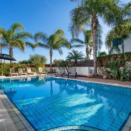 Walk To The Beach - - 4 Bedroom With Pool 别墅 *