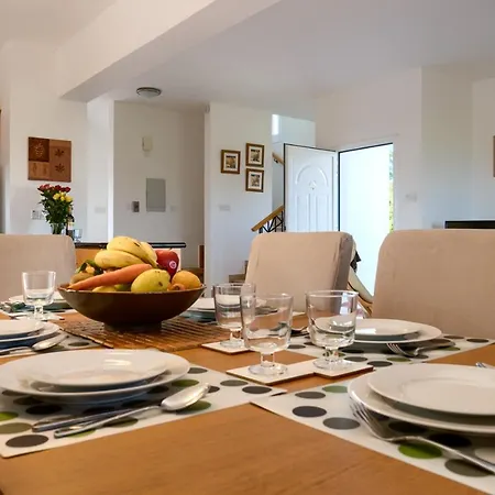Walk To The Beach - - 4 Bedroom With Pool 普罗塔拉斯