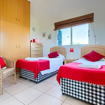 Willa Walk To The Beach - - 4 Bedroom With Pool Protaras