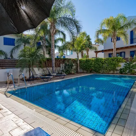 Walk To The Beach - - 4 Bedroom With Pool Villa Protaras