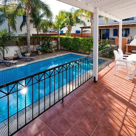 Walk To The Beach - - 4 Bedroom With Pool Willa