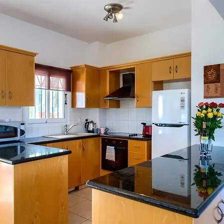 Walk To The Beach - - 4 Bedroom With Pool Willa *