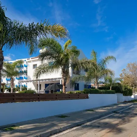 Villa Walk To The Beach - - 4 Bedroom With Pool Protaras